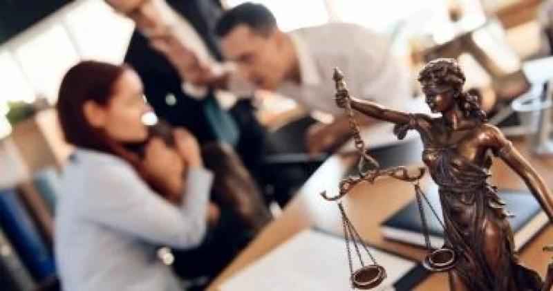 سيدة تطالب بحبس زوجها لتبديده مصوغات ومنقولات بـ950 ألف جنيه