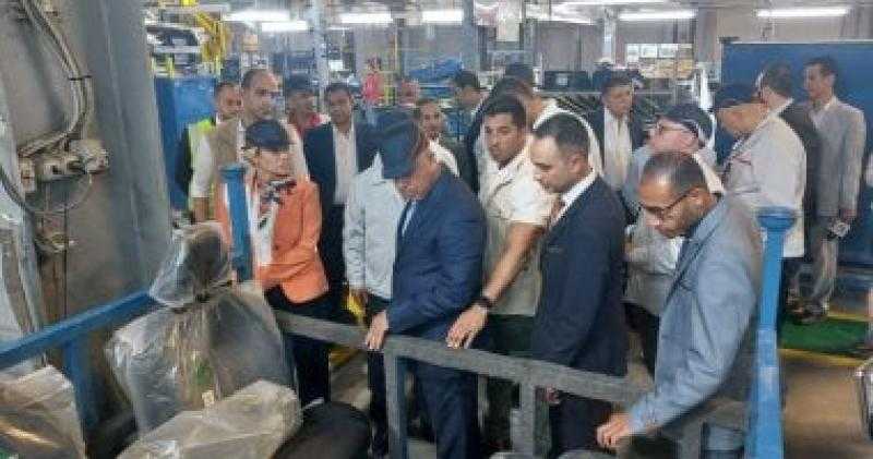 كامل الوزير يتابع إنتاج السيارات فى أحد مصانع 6 أكتوبر